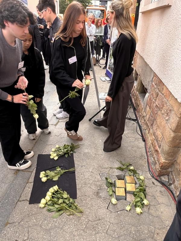 K800_Stolperstein-Home_009_Verlegung – 006 – 2026-06-11